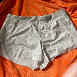Athleta “Printed Run with it 3.5” short” Size XL